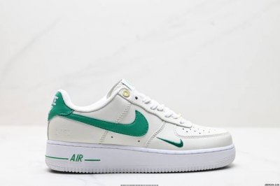 真标耐克Nike Air Force 1“07空军一号低帮百搭休闲运动板鞋。柔软、弹性十足的缓震性能和出色的中底设计，横跨复古与现代的外型结合，造就出风靡全球三