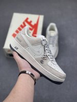 Nike Air Force 1 '07 Low 空军一号含气垫 低帮百搭厚底增高休闲运动板鞋。柔软、弹性十足的缓震性能和出色的中底设计，横跨复古与现代的外型结