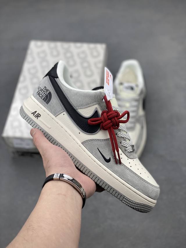 本地自取340 海外限量发售！公司级Nike Air Force 1 '07 Low “北面联名——灰底灰猪八”空军一号 低帮 运动鞋 休闲鞋 折边针车 工艺难