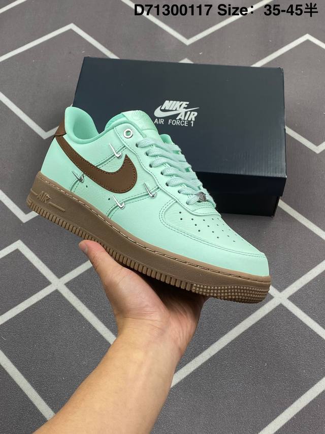 210 公司级耐克Nike Air Force 1“07Lvb空军一号低帮百搭休闲运动板鞋。柔软、弹性十足的缓震性能和出色的中底设计，横跨复古与现代的外型结合，