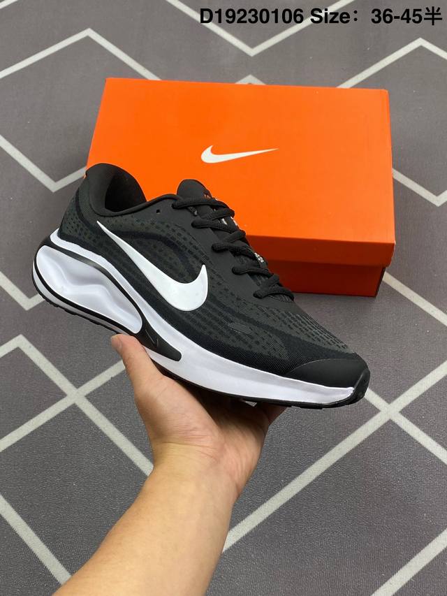 160 真标Nike Journey Run 2024跑步鞋 使用了新型的缓震材料 脚感偏韧 后跟有加厚的海绵填充 鞋子前掌和后掌做了加宽设计 增加了跑步时的稳