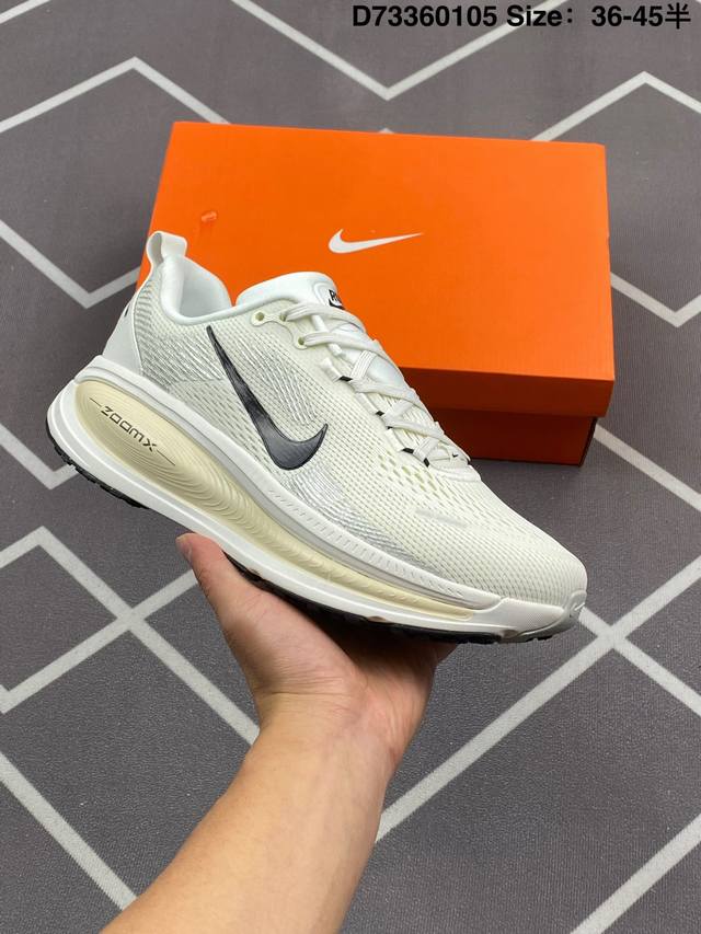 250 公司级Nike Vomero 18 耐克 舒适减震防滑 低帮跑步鞋 全掌Reactx泡绵中底 前掌和后跟还配备了Air Zoom气垫单元 据说跑起来更快