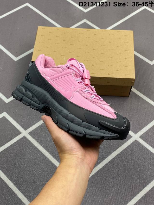 230 公司级耐克Nike Zoom Vomero Roam 马拉松复古跑五代休闲运动慢跑鞋 采用环保纤维革饰片组合网眼布鞋面材质 升级正确后跟Tpu加固 耐弯