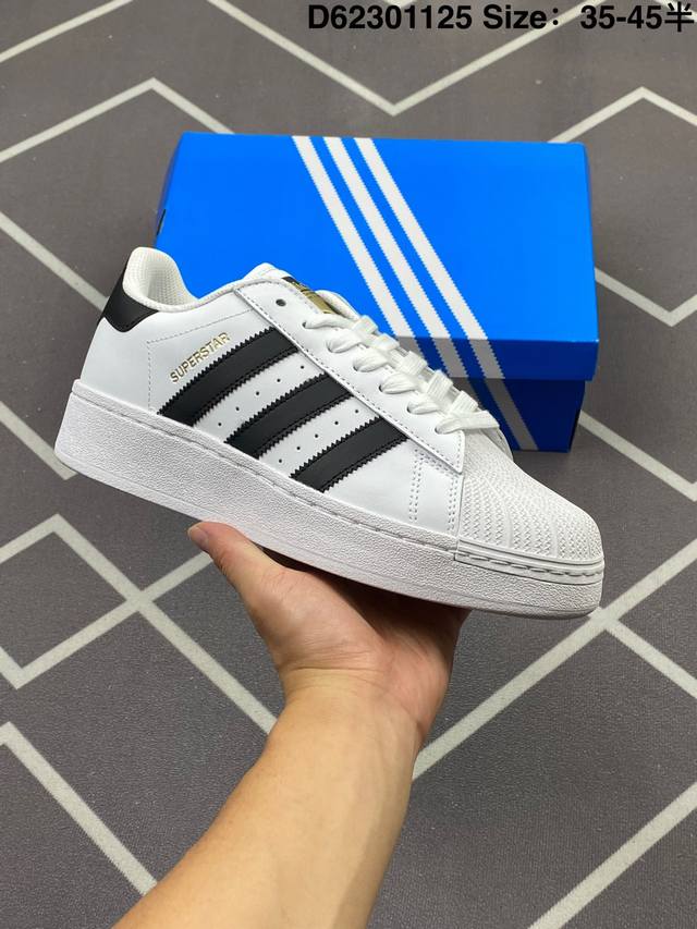 210 阿迪达斯 Adidas Superstar 三叶草经典贝壳头系列 新款休闲板鞋潮流男女士运动鞋 。鞋面柔软皮革材质 标志性的贝壳鞋头，锯齿三条纹，简约的