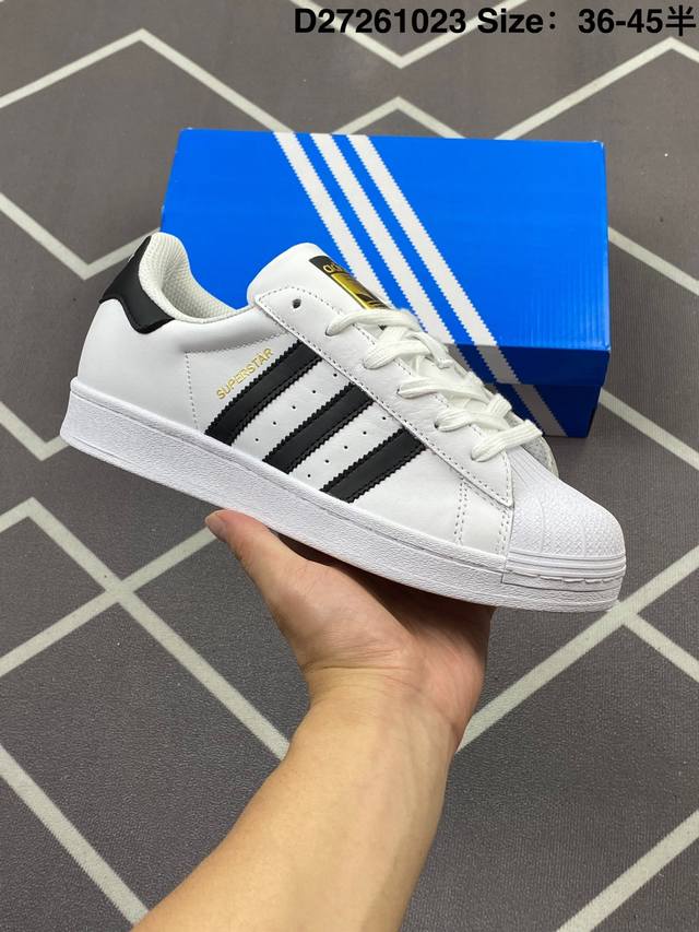 180 阿迪达斯 Adidas Superstar 三叶草经典贝壳头系列 新款休闲板鞋潮流男女士运动鞋 。鞋面柔软皮革材质 标志性的贝壳鞋头，锯齿三条纹，简约的