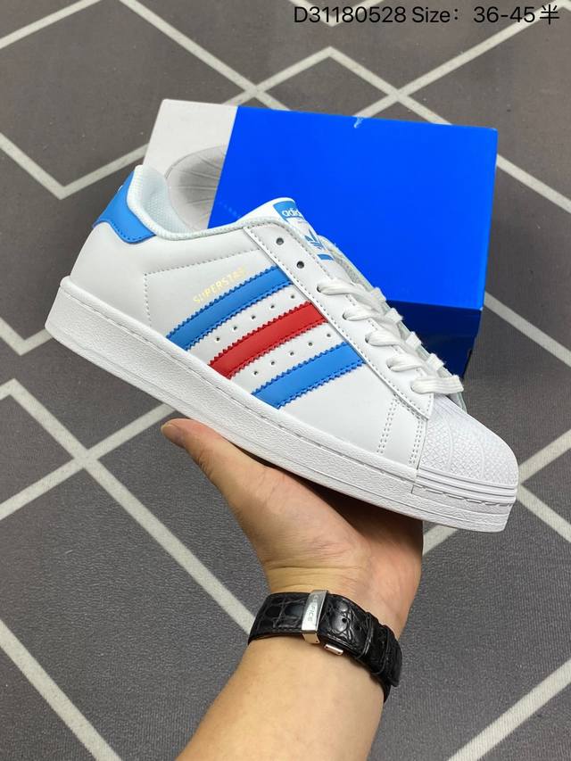 130 Originals Superstar 经典复古贝壳头板鞋 诞生于1969年 是第一双将全皮面鞋 身与橡胶鞋头结合在一起的低帮篮球鞋 Superstar