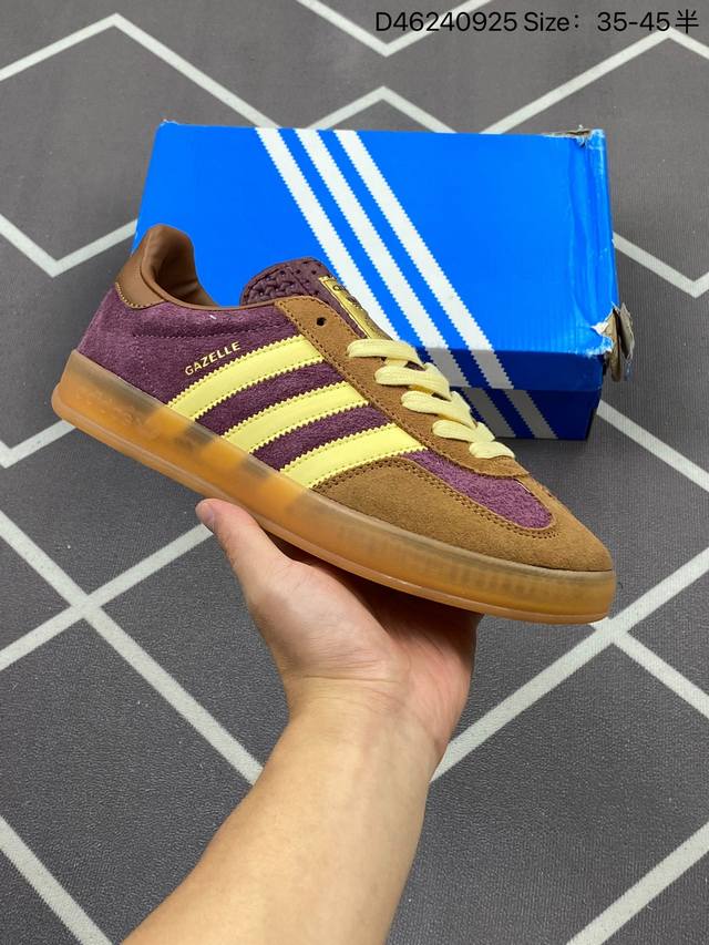 170 阿迪达斯 Adidas Originals Gazelle Indoor 复古三叶草防滑透明橡胶板鞋经典运动鞋。这款经典鞋,忠于原版设计,缀撞色三条纹和