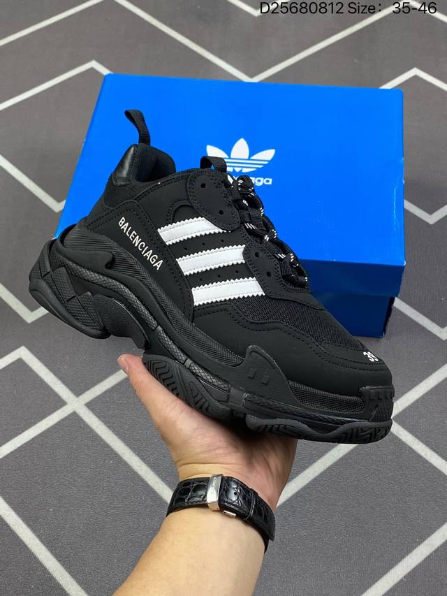 460 公司级Ad X Balenciaga Triple S Clear Sole Sneaker 重磅联名运动与奢侈品牌的合作最近愈发频繁，今天稍早时间接著