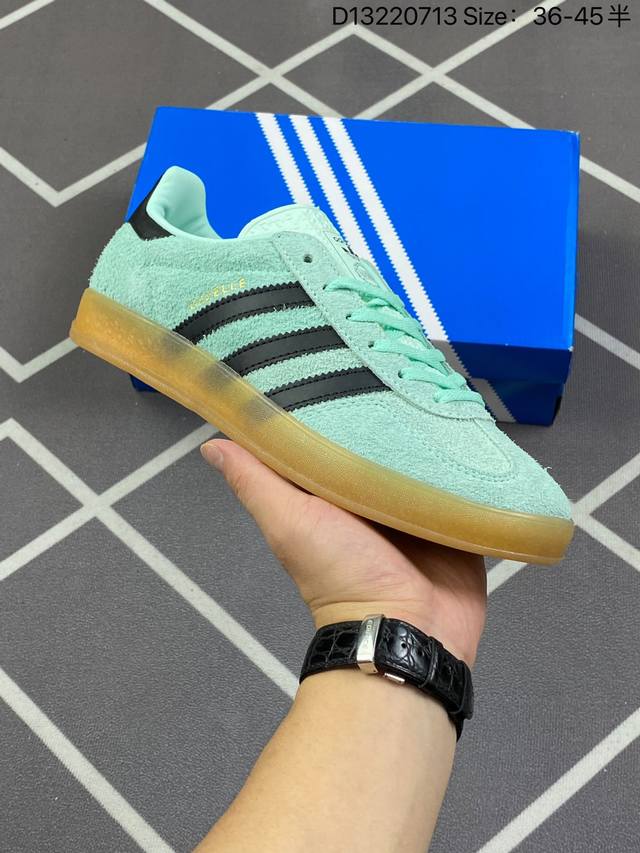 160 阿迪达斯 Adidas Originals Gazelle Indoor 复古三叶草防滑透明橡胶板鞋经典运动鞋。这款经典鞋,忠于原版设计,缀撞色三条纹和
