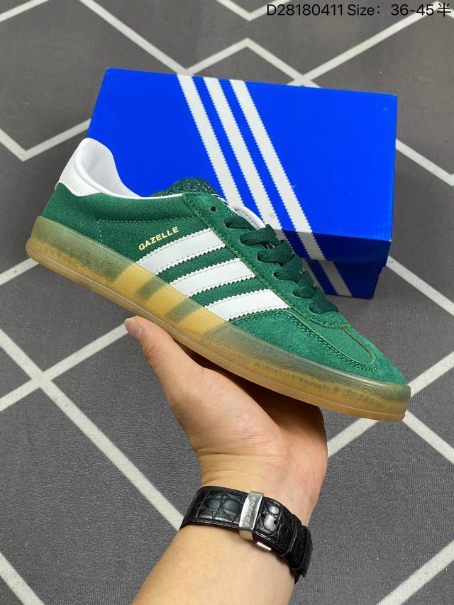 130 阿迪达斯 Adidas Originals Gazelle Indoor 复古三叶草防滑透明橡胶板鞋经典运动鞋。这款经典鞋,忠于原版设计,缀撞色三条纹和