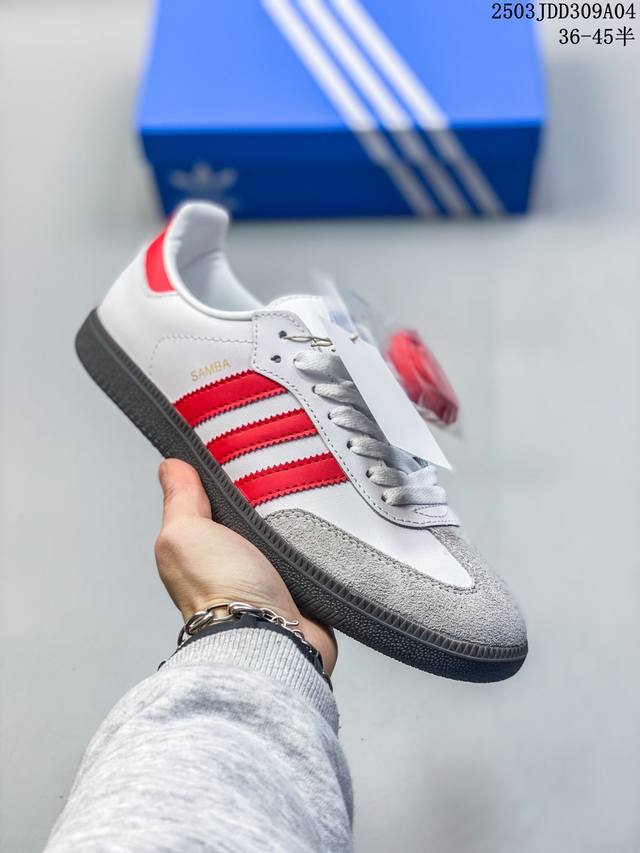 130 Adidas Samba Og 复古桑巴板鞋 这款桑巴鞋展示了高质量的工艺 带有装饰的超锁缝制和无缝的手感 柔软、柔软的皮革造型和标志性的3条纹完成了精