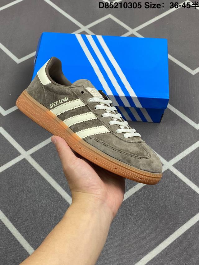 150 阿迪达斯 Adidas Handball Spezial 三叶草学院风复古休闲德训板鞋 橡胶底柔软绒面革经典运动鞋男女士鞋 圆头、缝合拼接设计、正面绑带