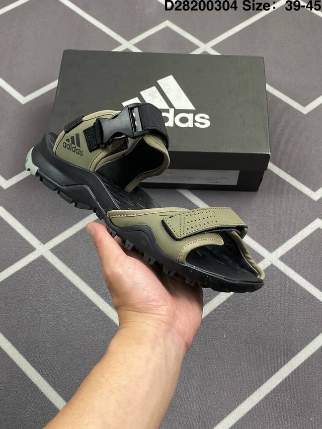 140 阿迪凉鞋 爆款再现 经典重回 三叶草 Adidas Originals Adilette Sandal W夏季百搭休闲运动穿搭凉鞋。今季Adilette