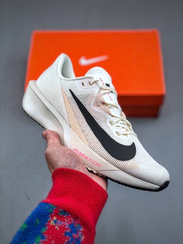 180 Nike Air Zoom Rival Fly 4.0 马拉松 轻量运动跑鞋鞋面采用舒适材质，提升上脚体验。鞋身延续了经典款式设计，并加强了鞋面的包裏