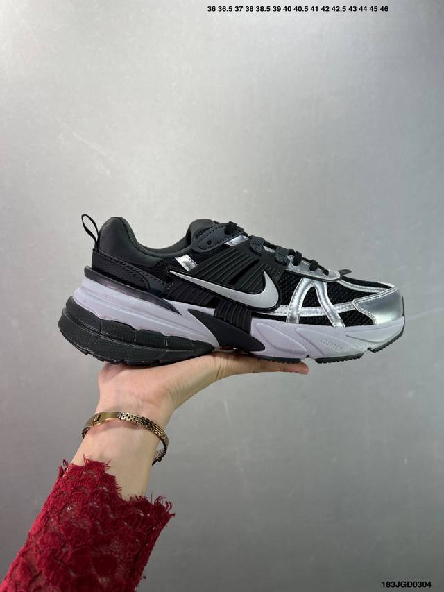 160 Nike V2K Runtekk 减震防滑复古低帮跑步鞋 材质上使用大面积网眼 皮革 Tpu 组成 支撑和透气性肯定不错 中底处由 Cushlon 泡绵