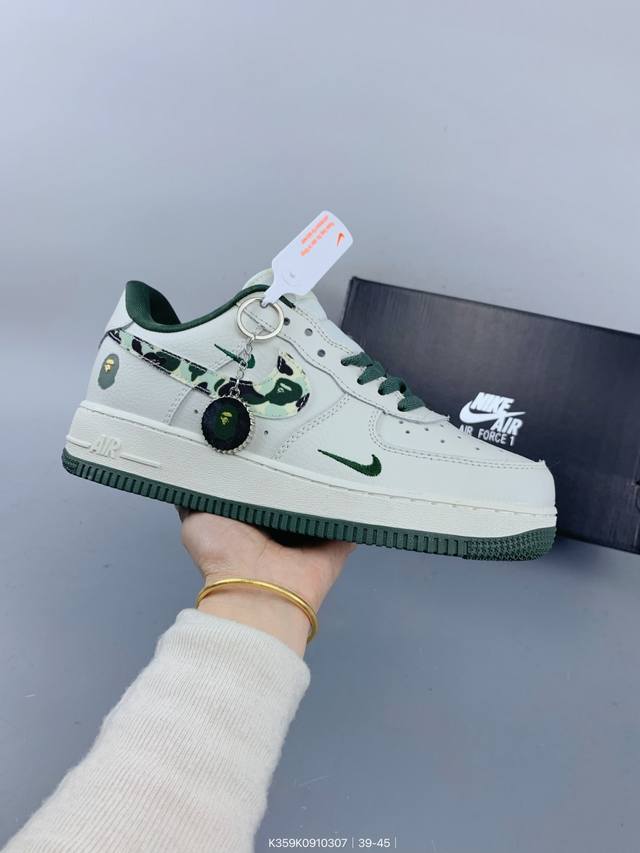 ：180 真标耐克Nike Air Force 1“07空军一号低帮百搭休闲运动板鞋。柔软、弹性十足的缓震性能和出色的中底设计，横跨复古与现代的外型结合，造就出