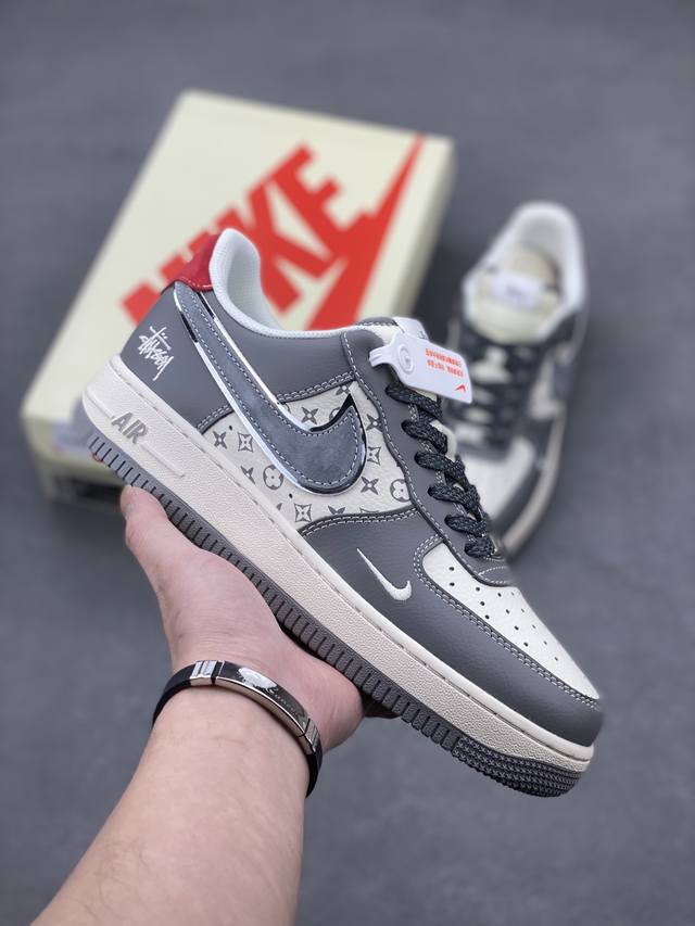 本地自取260 海外限量发售！公司级Nike Air Force 1 '07 Low “斯图西联名--米灰红印花”空军一号 低帮 运动鞋 休闲鞋 折边针车 工艺