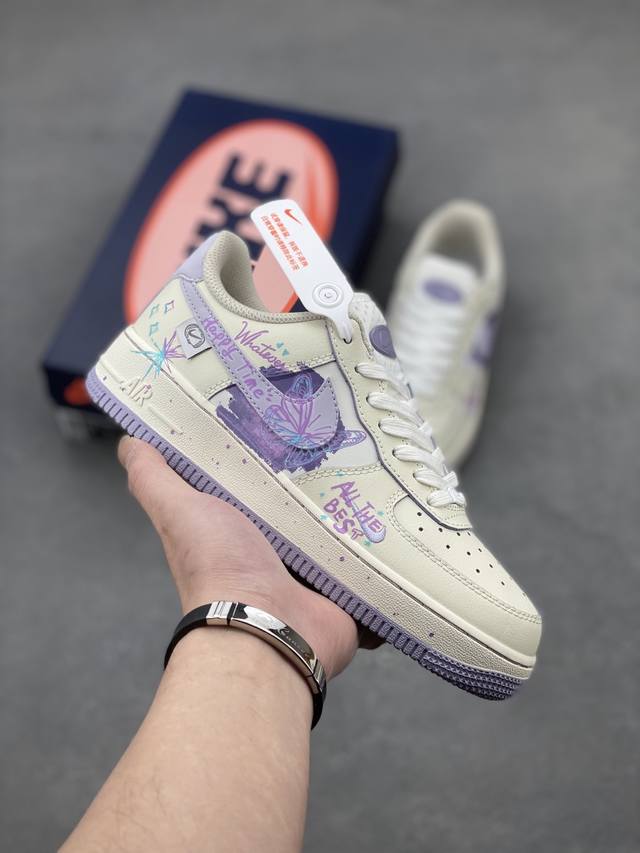 本地自取340 手绘涂鸦“紫蝴蝶”“Purple Butterfly” 空军一号定制板鞋 春至，暖阳倾洒，漫山遍野的紫花烂漫绽放，将大地装点得如梦似幻。花丛间，