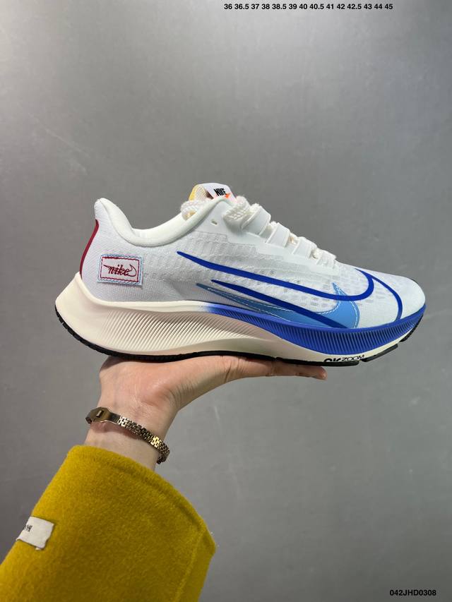 170 公司级耐克Nike Air Zoom Pegasus 39 Prm 该鞋款出色传承跑者挚爱的贴合度和脚感，搭配全新的前足缓震配置和泡棉，塑就非凡灵敏响应