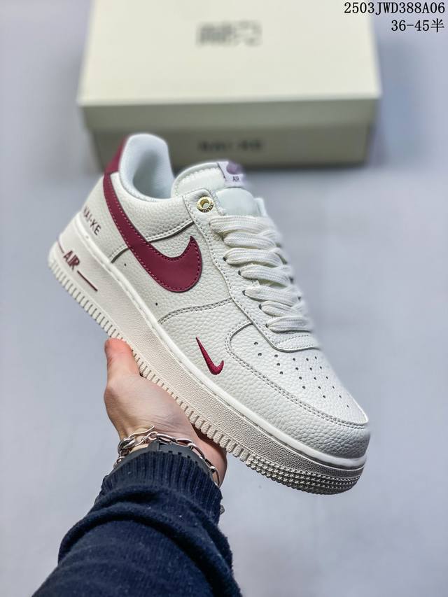 210 耐克Nike Zoom Winflo 11登月轻质＂透气面料＂休闲运动跑步鞋。采用了后掌气垫（Air-Zoom）的设计，升级中底为Cushlon St，