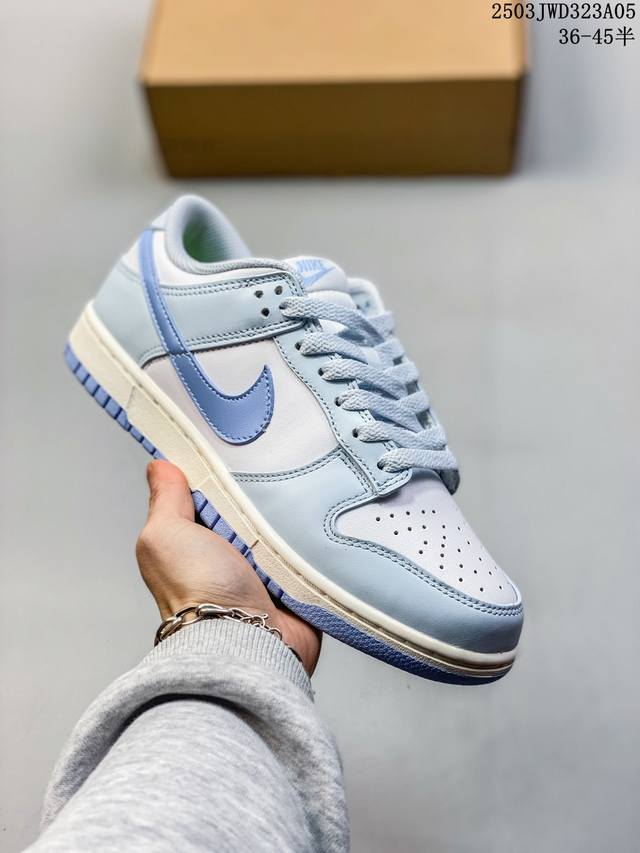 210 Nike Sb Dunk Low “Love Found ” 爱之城 海盐奶灰 整双鞋以银灰色的配色风格呈现，并在鞋带和内衬中加入帆布白色搭配。鞋面选用