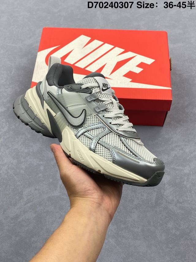 170 Nk V2K Runtekk 减震防滑低帮 复古老爹鞋跑步鞋 鞋款被命名为 Runtekk 设计上借鉴了 2000 年的跑鞋风格 配色上以金属银为主调