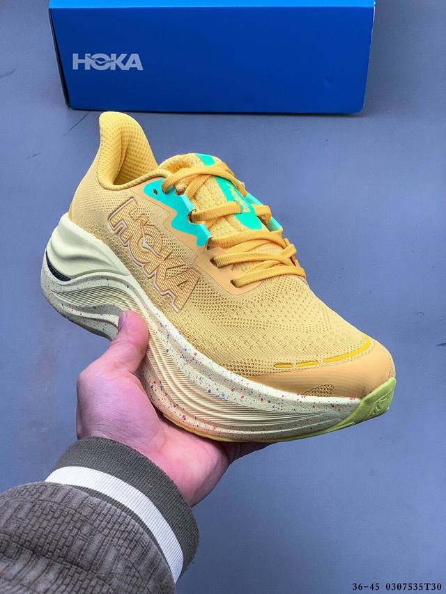 210 Hoka Skyward X 缓震运动休闲跑步鞋 采用双层超临界泡棉，中间夹层桥梁式碳纤维板，在缓震度极大化的同时，以碳板创造平衡的灵活柔软脚感，新奇超