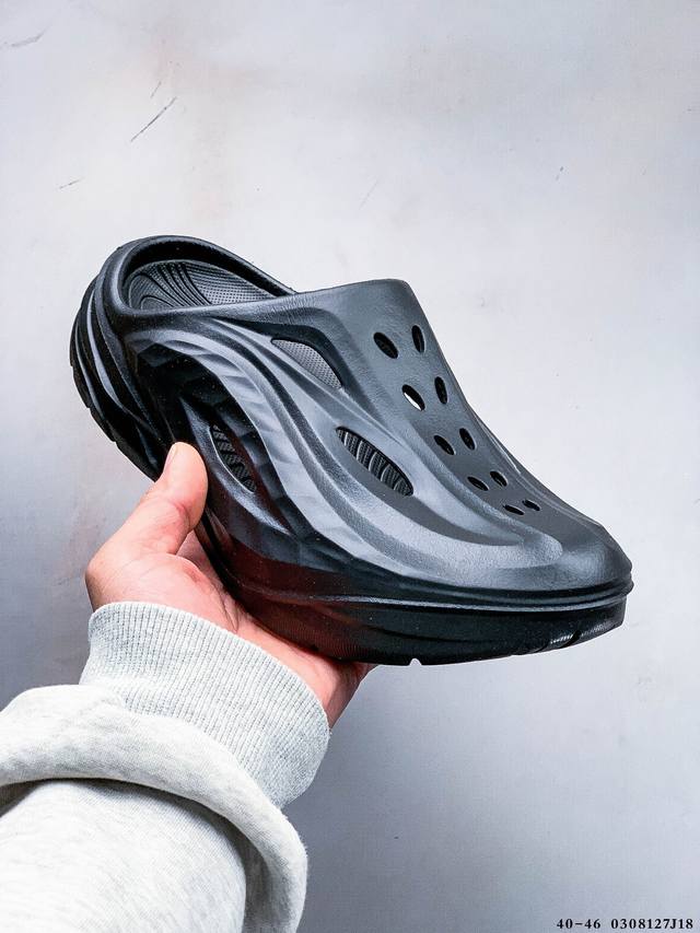130 Hoka One One夏奥拉Mule户外缓震拖鞋。流线型融合极简美学，包头鞋面，对脚掌有更好的包裹性，也满足防碰撞的功能性。鞋面多处开孔的气流通道，有
