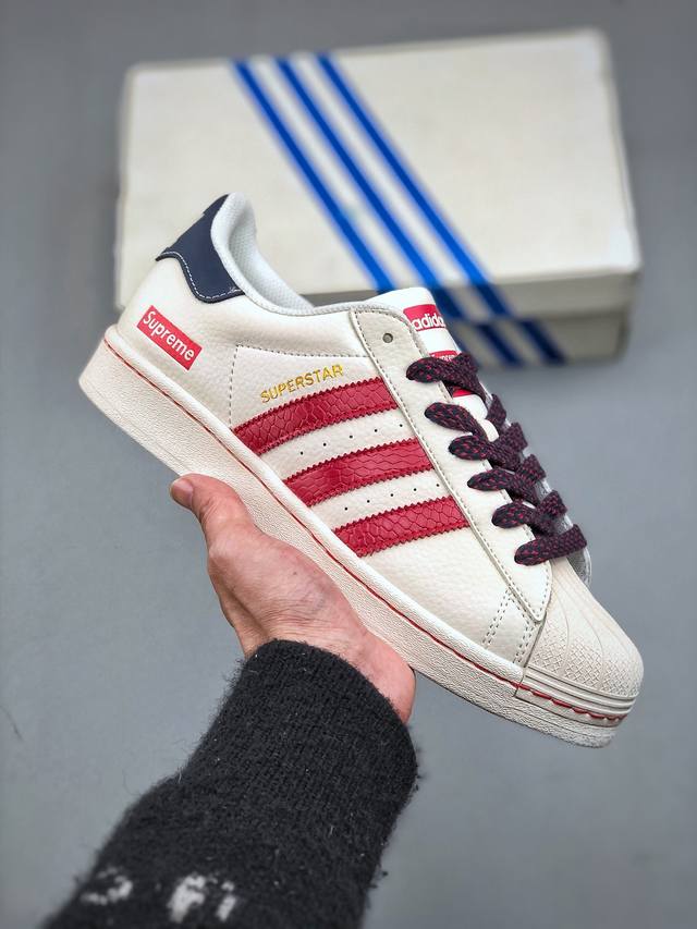 340支持放店 Adidas Originals Superstar X Supreme 白红满天星 贝壳头联名 休闲运动板鞋采用全新头层拼接皮革材质后跟采用特