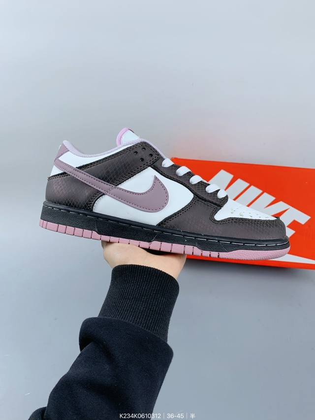 ：150 Nk Dunk Low "Snakeskin" 灰紫配色 低帮休闲板鞋 鞋款采用优质帆灰色和紫色皮革鞋面，特别两侧灰紫 Swoosh、鞋舌标签和鞋跟