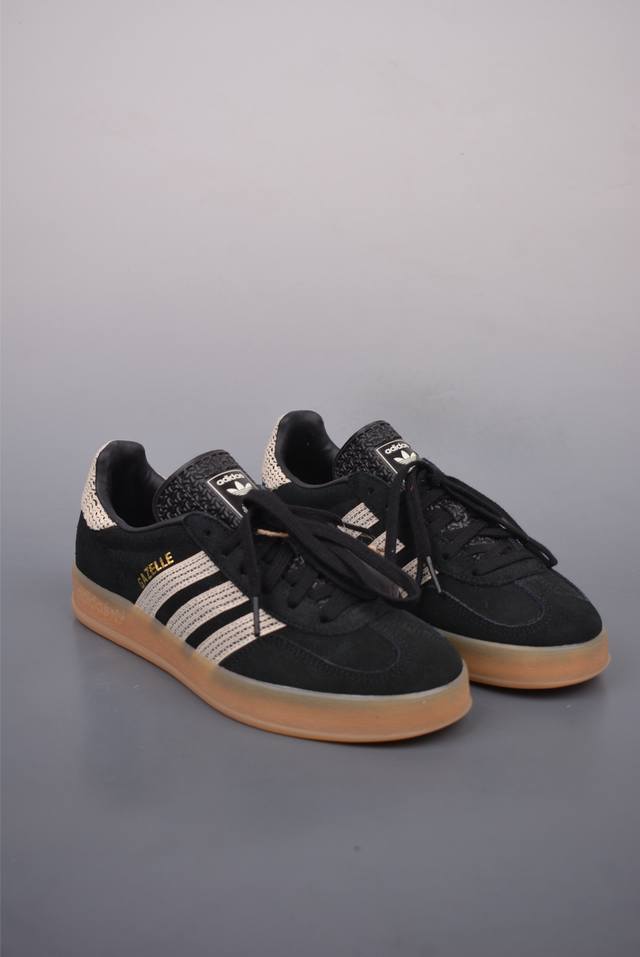 200 Adidas Originals Gazelle Indoor 三叶草休闲防滑耐磨低帮板鞋 鞋头出色设计 塑就出众贴合感 稳固的后跟贴合足部曲线设计