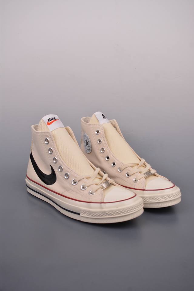 180 Amm X Nike X Converse 三方联名 全鞋以匡威Chuck 70鞋型为蓝本 鞋身米白色覆盖 鞋侧以黑色皮革以及黑色丝绒Swoosh L