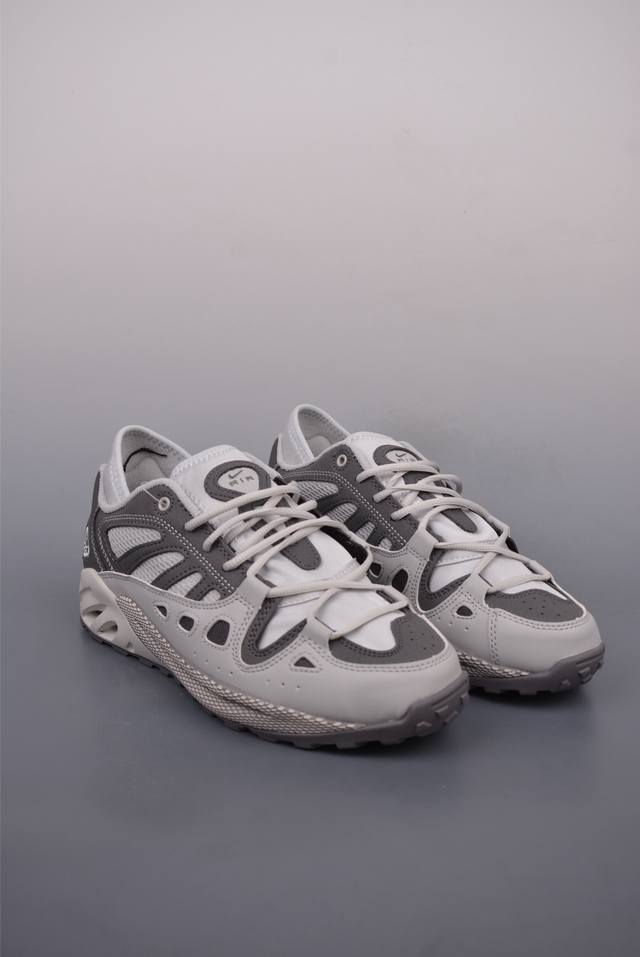 250 Nike Acg Air Explorai D户外风复古跑鞋 实拍首发 这个鞋款也是90年代很经典的越野复古跑 鞋带孔的设计个性造型感十足 整体的颜色