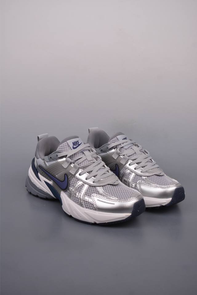 230 Nike V2K Runtekk 纯原版本 减震防滑复古低帮跑步鞋 材质上使用大面积网眼 皮革 Tpu 组成 支撑和透气性肯定不错 中底处由 Cush