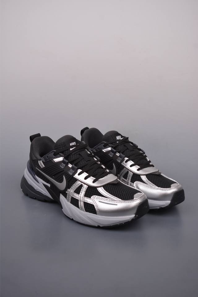 230 Nike V2K Runtekk 纯原版本 减震防滑复古低帮跑步鞋 材质上使用大面积网眼 皮革 Tpu 组成 支撑和透气性肯定不错 中底处由 Cush