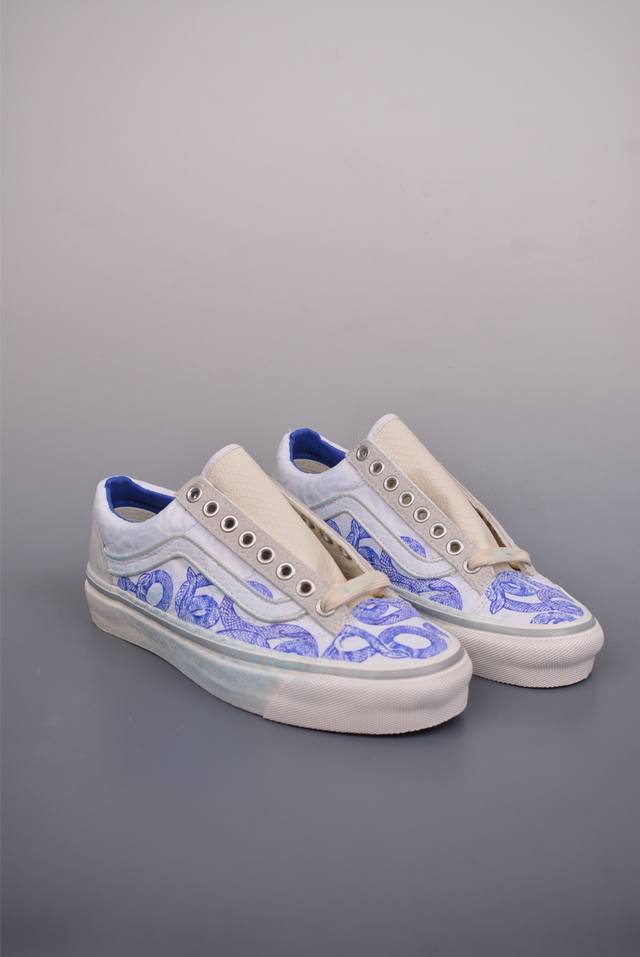 210 Vans蛇年青花瓷来了 Vans Premium Old Skool 36 蛇年配色 可谓设计细节拉满，褶皱皮革、蓝染、蛇纹、做旧日、水晶底，后跟还有