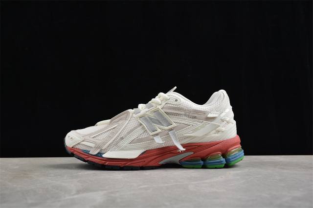 270 New Balance 1906系列复古老爹风休闲运动慢跑鞋 M1906Ab #采用轻质牛剖革拼接透气网眼衬垫织物鞋面材质 T-Beam大底提供足步弓支