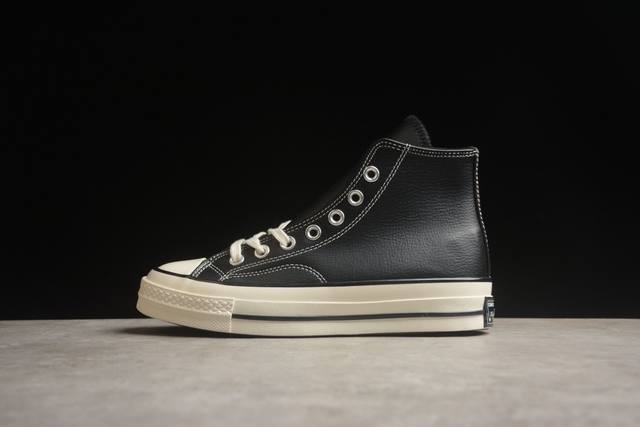 180 Converse Chuck 70S 黑色皮面 鞋面搭配1970S经典配色 内里黑色短绒帮助抵御寒冷 是畏冷者的最爱 经典星星脚踝贴片致敬传统 在寒冷的