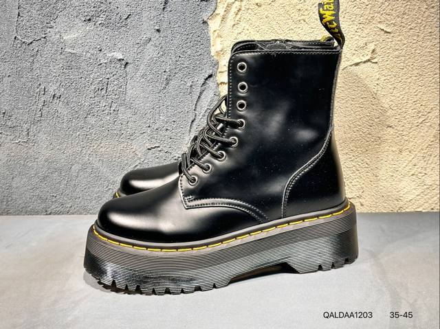 180 #新品上市实拍 Dr.Martens/马汀博士 原厂数据纸版开发版型，采用粒面二层皮革鞋面，鞋底不用胶水鞋底鞋面缝合牢固不开胶，原厂Pvc高密度牛筋大底