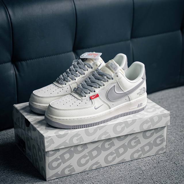 340 核心私 Air Force 1 原装级别 原楦头原纸板 打造纯正空军版型专注外贸渠道 全掌内置蜂窝气垫 原盒配件 原厂中底钢印、拉帮完美 货号：Bb75
