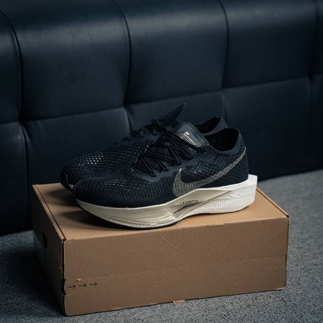 270 核心私 Nike Zoomx Vaporfly Next% 3 整体采用前作的设计语言，并且对后者的细节进行升级，马拉松和长距离路跑的性能极限设计而生。