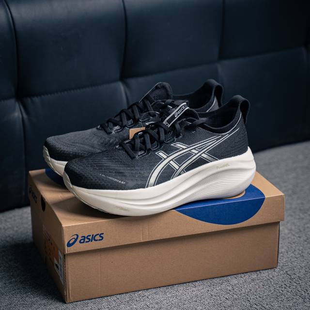 250 核心私 Asics Gel-Nimbus 27 复古单品 Asics(亚瑟士） 是日本实业家鬼冢喜八郎创立的跑鞋运动品牌，名宇想法源自著名的拉丁谚语“A