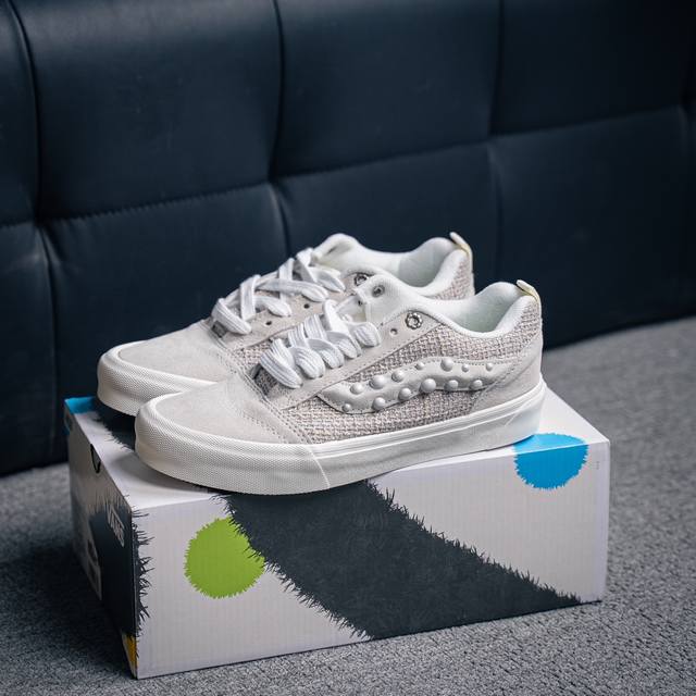 210 核心私 Vans | 敢爱敢出｜麻布珍珠。蛇年生肖款出货 小心巨蛇出没！Vans蛇年开启生肖系列新轮回为了迎接农历新年，Vans 也通过自家设计师推出一