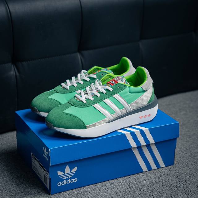180 核心私 Adidas Originals Gazelle Indoor 三叶草复古防滑耐磨低帮板鞋 鞋款采用柔软的绒面革和耐用的皮革衬里融合在橡胶外底上