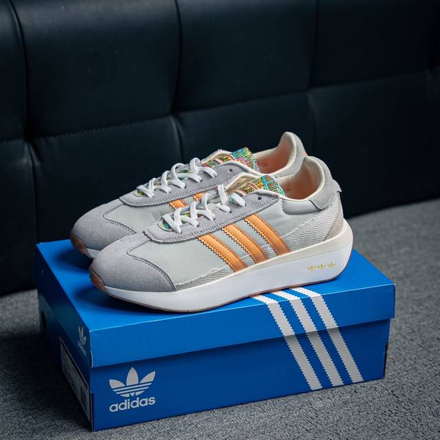 180 核心私 Adidas Originals Gazelle Indoor 三叶草复古防滑耐磨低帮板鞋 鞋款采用柔软的绒面革和耐用的皮革衬里融合在橡胶外底上