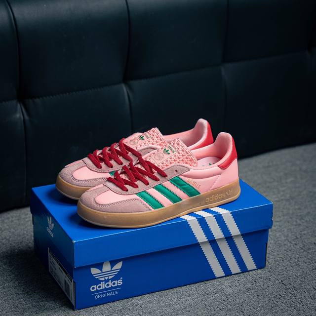 180 核心私 Adidas Originals Gazelle Indoor 三叶草复古防滑耐磨低帮板鞋 鞋款采用柔软的绒面革和耐用的皮革衬里融合在橡胶外底上