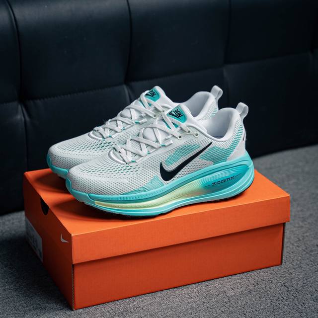 270 核心私 耐克Nike Zoom Vomero 18 马拉松复古跑五代休闲运动慢跑鞋 厚底老爹鞋。采用环保纤维革饰片组合网眼布鞋面材质 升级正确后跟Tpu