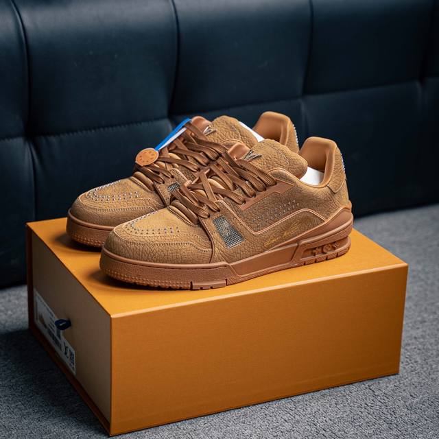 590 核心私 新款Lv Trainer 男士运动鞋出货，本款 Lv Trainer 运动鞋为粒面牛皮革渲染缤纷色调，鞋面点缀铆钉装饰，侧面点缀手写体路易威登标