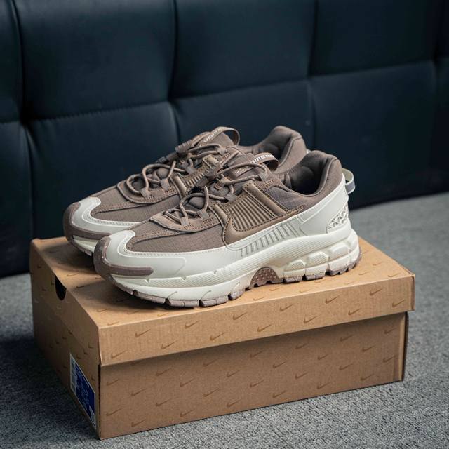 260 核心私 耐克Nike Zoom Vomero Roam 马拉松复古跑五代休闲运动慢跑鞋 厚底老爹鞋。采用环保纤维革饰片组合网眼布鞋面材质 升级正确后跟T