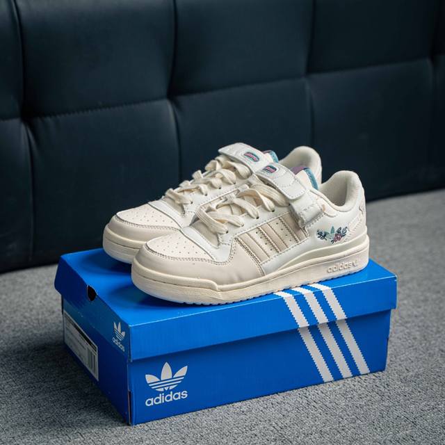 220 核心私 Adidas Forum 84 Low Og 低帮百搭潮流休闲运动板鞋 以复古篮球鞋的外形为基础 采用皮革拼接 简约百搭 更加贴合舒适 中底内侧